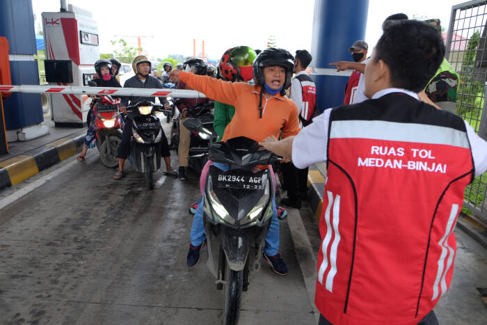 ANTARA FOTO/Irsan Mulyadi Pengendara sepeda motor memaksa masuk ke gerbang tol Semayang di Deli Serdang