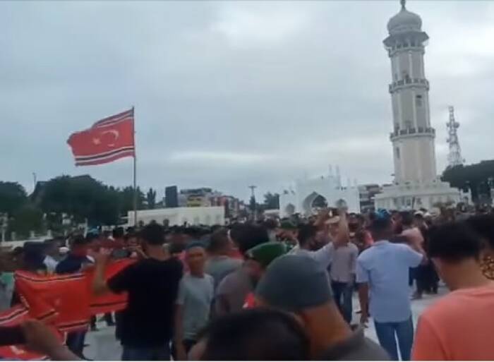 Massa kibarkan bendera bulan bintang di Aceh. (Istimewa) Massa kibarkan bendera bulan bintang di Aceh. (Istimewa)