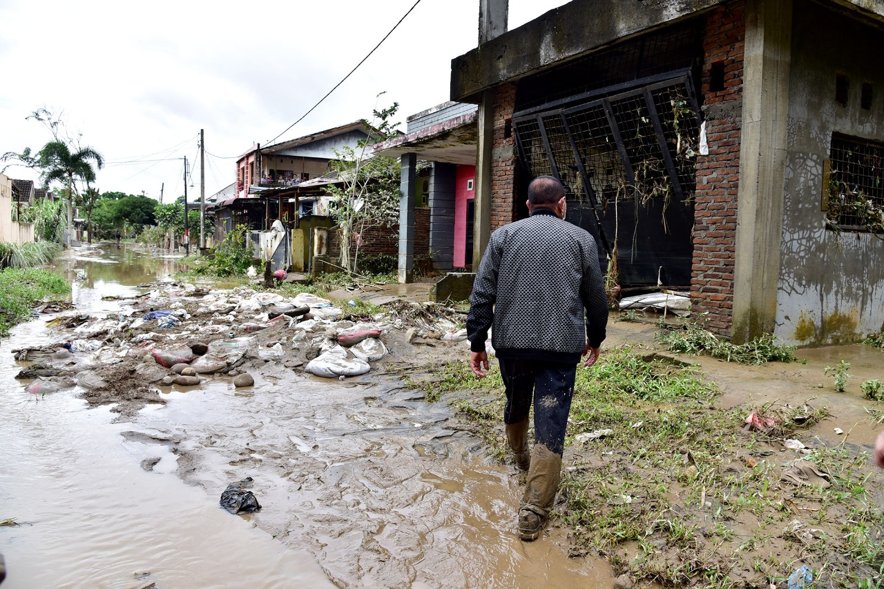 Gubernur Sumatera Utara (Sumut) Edy Rahmayadi saat meninjau lokasi banjir di Flamboyan, Tanjung Selamat, Deliserdang. / twitter Gubernur Sumatera Utara (Sumut) Edy Rahmayadi saat meninjau lokasi banjir di Flamboyan, Tanjung Selamat, Deliserdang. / twitter