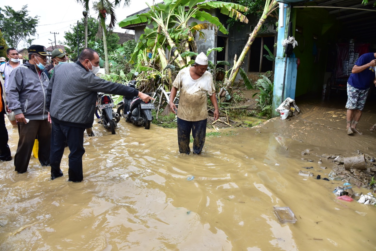 Gubernur Sumatera Utara (Sumut) Edy Rahmayadi saat meninjau lokasi banjir di Flamboyan, Tanjung Selamat, Deliserdang. / twitter Gubernur Sumatera Utara (Sumut) Edy Rahmayadi saat meninjau lokasi banjir di Flamboyan, Tanjung Selamat, Deliserdang. / twitter