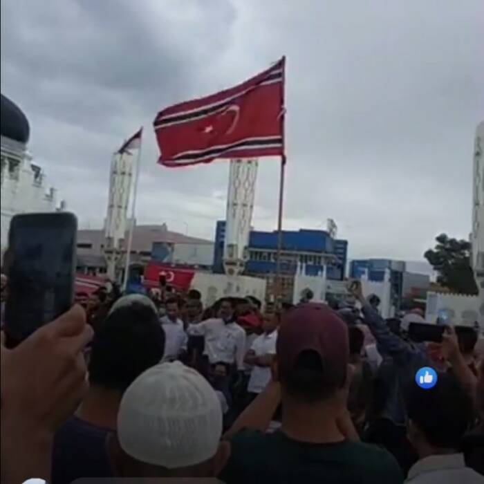 Warga Aceh kibarkan bendera GAM. (ist) Warga Aceh kibarkan bendera GAM. (ist)