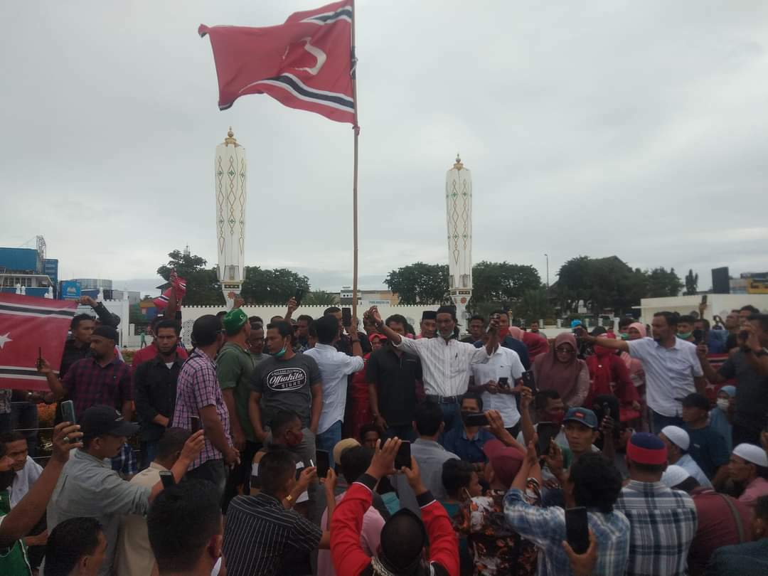Warga Aceh kibarkan bendera GAM. (ist) Warga Aceh kibarkan bendera GAM. (ist)