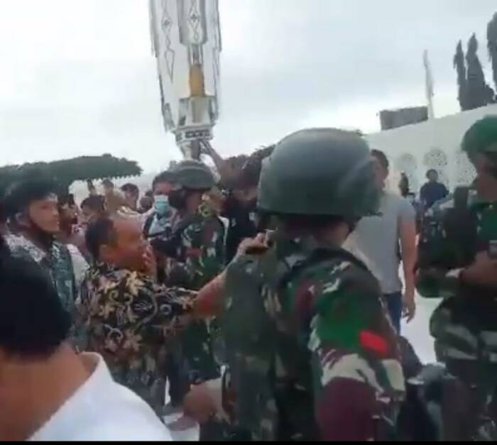Warga Aceh dijaga TNI saat kibarkan bendera GAM. (ist) Warga Aceh dijaga TNI saat kibarkan bendera GAM. (ist)