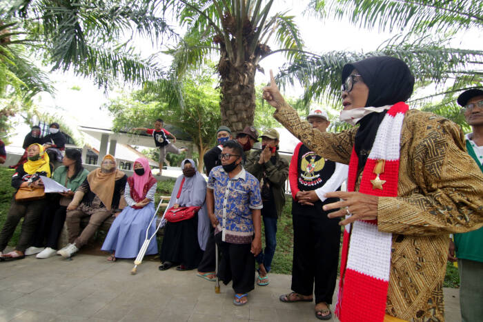 Veteran memberikan semangat kepada penyandang disabilitas (ANTARA FOTO/Budi Candra Setya) Veteran memberikan semangat kepada penyandang disabilitas