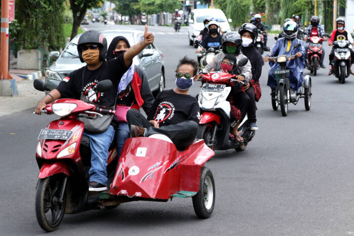 Penyandang disabilitas mengikuti konvoi (ANTARA FOTO/Budi Candra Setya) Penyandang disabilitas mengikuti konvoi