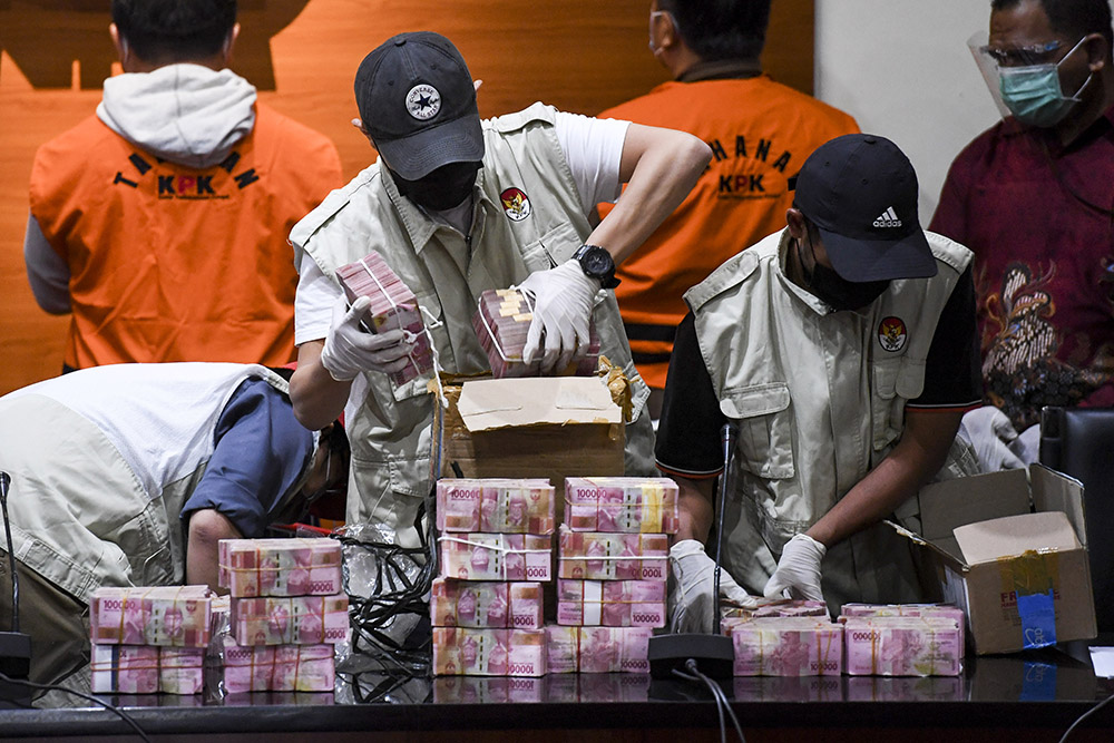 Penyidik KPK menunjukan barang bukti berupa uang tunai saat konferensi pers Operasi Tangkap Tangan (OTT) Bupati Banggai Laut Wenny Bukamo di gedung KPK, Jakarta, Jumat (4/12/2020). (Photo/ANTARA FOTO/Hafidz Mubarak A) kpk