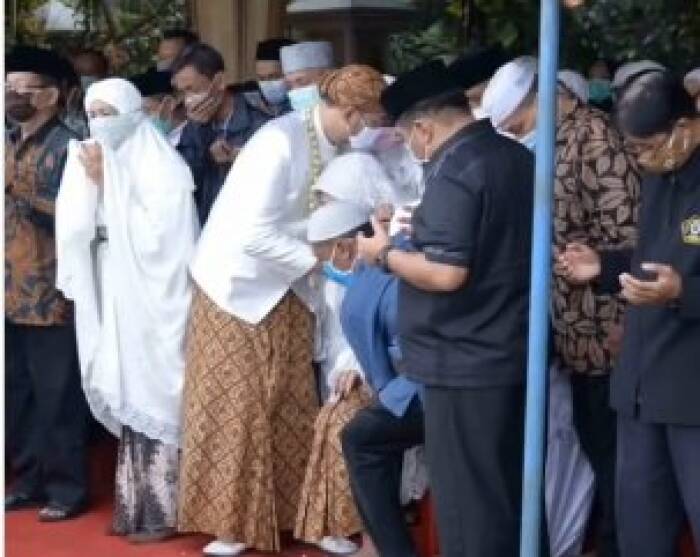 Melepas jenazah ayah setelah ijab kabul. (Tangkapan layar) ayah wanita ini meninggal di hari pernikahan