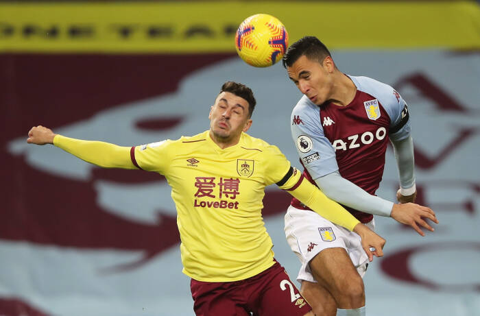 Anwar El Ghazi dari Aston Villa beraksi dengan pemain Burnley, Matthew Lowton (REUTERS/Molly Darlington) Anwar El Ghazi dari Aston Villa beraksi dengan pemain Burnley, Matthew Lowton