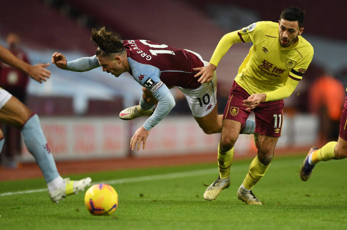 Aston Villa Jack Grealish beraksi dengan Burnley Dwight McNeil (REUTERS/Gareth Copley) Aston Villa Jack Grealish beraksi dengan Burnley Dwight McNeil