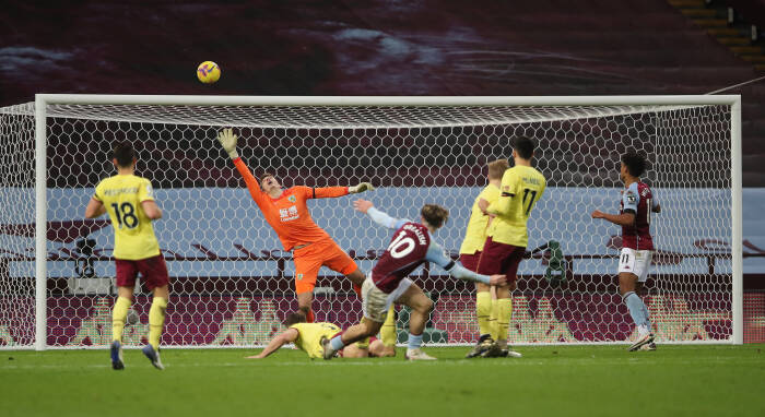 Tembakan Aston Villa Jack Grealish ke gawang (REUTERS/Molly Darlington) Tembakan Aston Villa Jack Grealish ke gawang