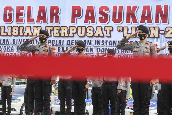 ANTARA FOTO/Hafidz Mubarak A Anggota kepolisian mengikuti Apel Gelar Pasukan Operasi Lilin Jaya 2020 di kawasan Monumen Nasional (Monas)