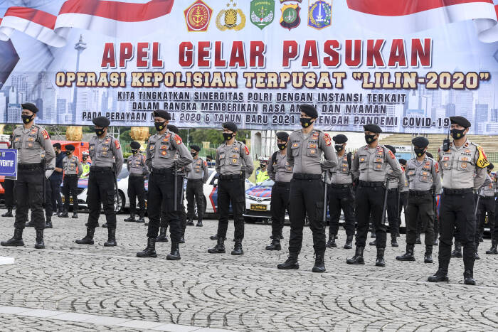ANTARA FOTO/Hafidz Mubarak A Anggota kepolisian mengikuti Apel Gelar Pasukan Operasi Lilin Jaya 2020 di kawasan Monumen Nasional (Monas)