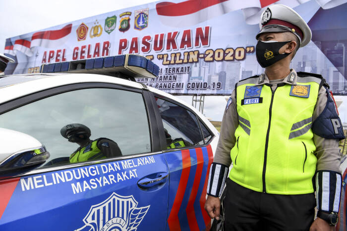 ANTARA FOTO/Hafidz Mubarak A Anggota kepolisian mengikuti Apel Gelar Pasukan Operasi Lilin Jaya 2020 di kawasan Monumen Nasional (Monas)