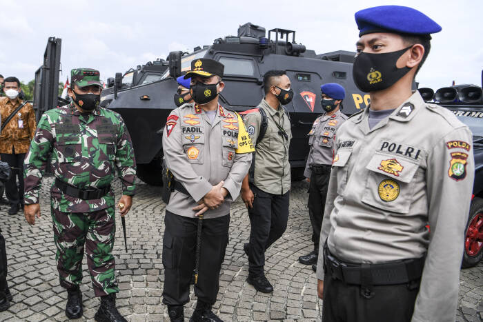 Kapolda Metro Jaya Irjen Pol Fadil Imran (kedua kiri) bersama Panglima Komando Armada (Pangkoarmada) I Laksamana Muda TNI Abdul Rasyid (kiri) meninjau pasukan (ANTARA FOTO/Hafidz Mubarak A) Kapolda Metro Jaya Irjen Pol Fadil Imran (kedua kiri) bersama Panglima Komando Armada (Pangkoarmada) I Laksamana Muda TNI Abdul Rasyid (kiri) meninjau pasukan