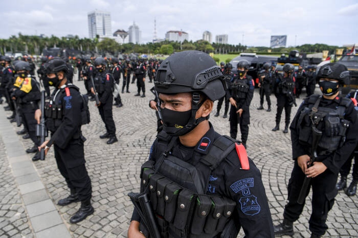 ANTARA FOTO/Hafidz Mubarak A Anggota kepolisian mengikuti Apel Gelar Pasukan Operasi Lilin Jaya 2020 di kawasan Monumen Nasional (Monas)