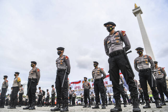 ANTARA FOTO/Hafidz Mubarak A Anggota kepolisian mengikuti Apel Gelar Pasukan Operasi Lilin Jaya 2020 di kawasan Monumen Nasional (Monas)