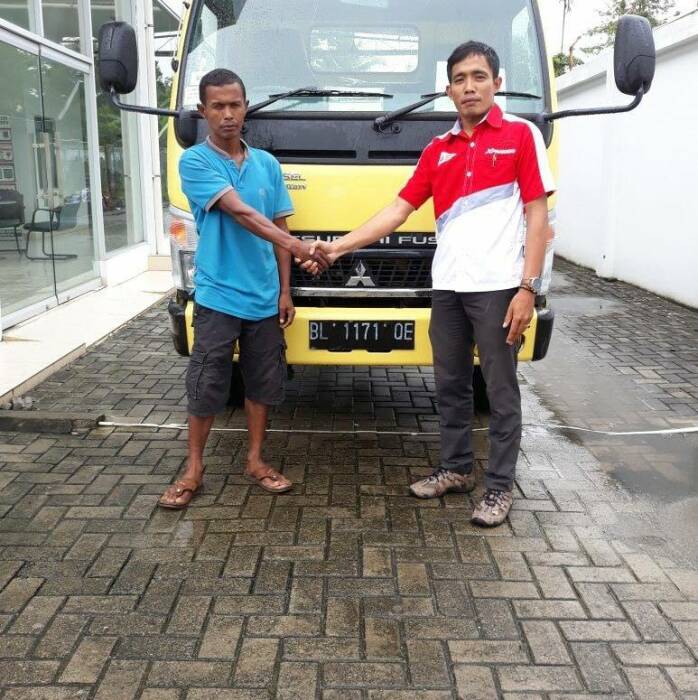 Husaini (kiri), ayah yang melindas anak gadisnya pakai truk (Facebook) ist