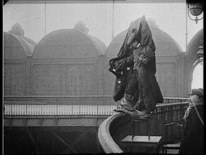 Franz Reichelt saat mencoba melompat dari menara Eiffel. (gorillacool.com) Franz Reichelt saat mencoba melompat dari menara Eiffel.