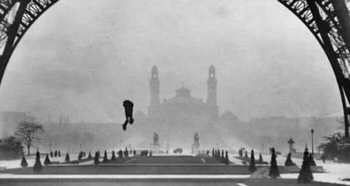 Franz Reichelt saat dia jatuh ke tanah. (gorillacool.com) Franz Reichelt saat dia jatuh ke tanah.