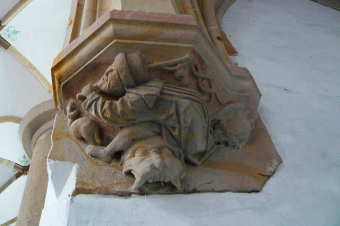 Patung pencambuk anjing, atau hondenslager, di Grote Kerk, Haarlem. (Wikipedia) Patung pencambuk anjing, atau hondenslager, di Grote Kerk, Haarlem