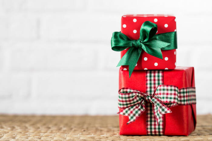Ilustrasi hadiah Natal. (freepik/valeria_aksakova) Mulai dari Pohon hingga Hadiah Terbesar, Ini 3 Fakta Menarik Natal