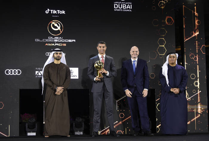 Ronaldo dan petinggi-petinggi sepak bola dalam acara Globe Soccer Awards. (REUTERS/FABIO FERRARI/LAPRESSE) Ronaldo dan petinggi-petinggi sepak bola dalam acara Globe Soccer Awards