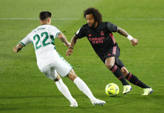 Marcelo dari Real Madrid beraksi dengan Emiliano Rigoni dari Elche (REUTERS/Juan Medina) Marcelo dari Real Madrid beraksi dengan Emiliano Rigoni dari Elche