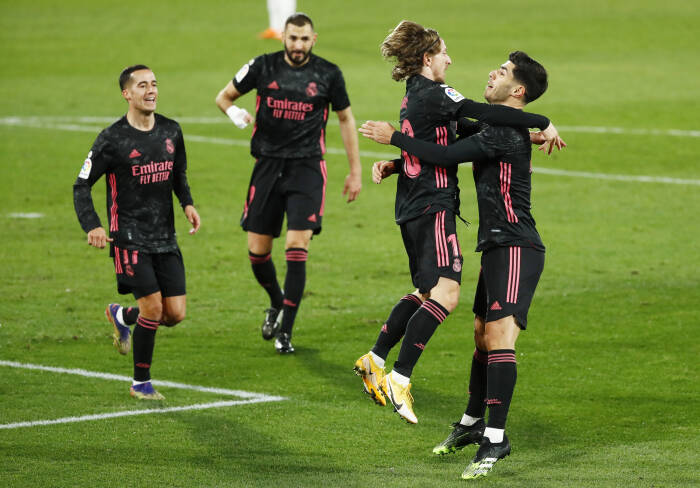 Luka Modric dari Real Madrid merayakan gol pertama mereka dengan rekan satu timnya (REUTERS/Juan Medina) Luka Modric dari Real Madrid merayakan gol pertama mereka dengan rekan satu timnya