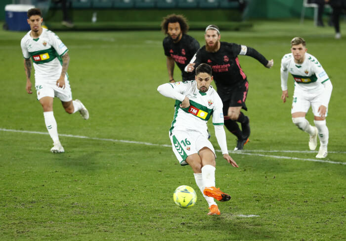 Fidel dari Elche mencetak gol pertama mereka dari titik penalti (REUTERS/Juan Medina) Fidel dari Elche mencetak gol pertama mereka dari titik penalti