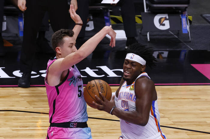 Penyerang Miami Heat Duncan Robinson (55) menjaga guard Oklahoma City Thunder Luguentz Dort (5). REUTERS/Rhona Wise Penyerang Miami Heat Duncan Robinson (55) menjaga guard Oklahoma City Thunder Luguentz Dort (5)