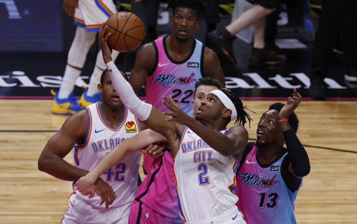 Guard Oklahoma City Thunder Gilgeous-Alexander (2) menembak (REUTERS/Rhona Wise) Guard Oklahoma City Thunder Gilgeous-Alexander (2) menembak
