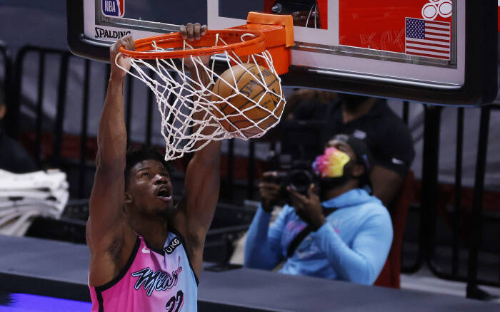 Penyerang Miami Heat Jimmy Butler (22) melakukan dunks (REUTERS/Rhona Wise) Penyerang Miami Heat Jimmy Butler (22) melakukan dunks