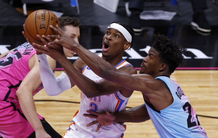Guard Oklahoma City Thunder Gilgeous-Alexander (2) ditahan oleh penyerang Miami Heat Jimmy Butler (22). REUTERS/Rhona Wise Guard Oklahoma City Thunder Gilgeous-Alexander (2) ditahan oleh penyerang Miami Heat Jimmy Butler (22)