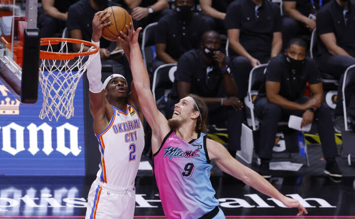 Penyerang Miami Heat Kelly Olynyk (9) dijaga oleh guard Oklahoma City Thunder Shai Gilgeous-Alexander (2). REUTERS/Rhona Wise Penyerang Miami Heat Kelly Olynyk (9) dijaga oleh guard Oklahoma City Thunder Shai Gilgeous-Alexander (2)
