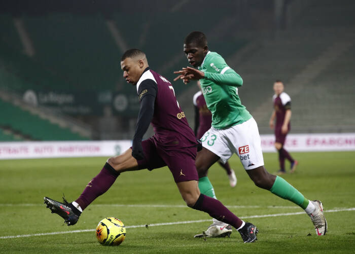 Lucas Douath dari AS Saint-Etienne beraksi dengan pemain Paris St Germain Kylian Mbappe (REUTERS/Gonzalo Fuentes) Lucas Douath dari AS Saint-Etienne beraksi dengan pemain Paris St Germain Kylian Mbappe