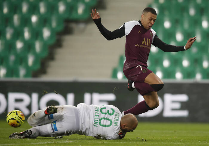 Jessy Moulin dari AS Saint Etienne beraksi dengan pemain Paris St Germain Kylian Mbappe (REUTERS/Gonzalo Fuentes) Jessy Moulin dari AS Saint Etienne beraksi dengan pemain Paris St Germain Kylian Mbappe