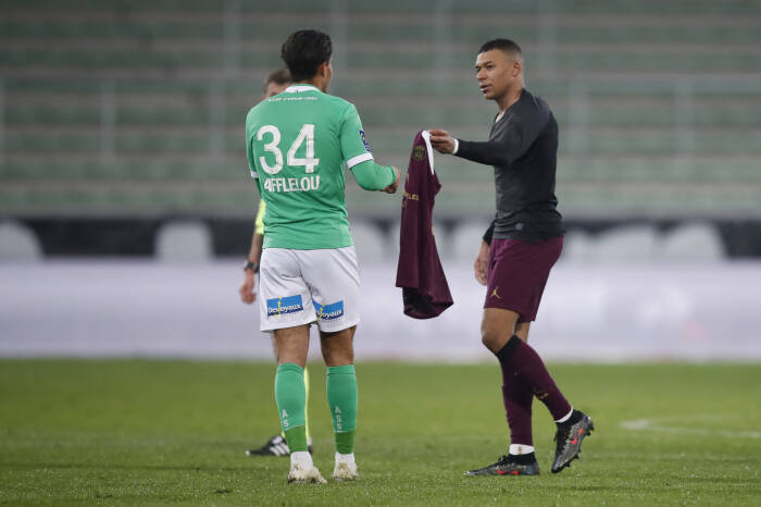 Aimen Moueffek dari AS Saint-Etienne dan Kylian Mbappe dari Paris St Germain setelah pertandingan (REUTERS/Gonzalo Fuentes) Aimen Moueffek dari AS Saint-Etienne dan Kylian Mbappe dari Paris St Germain setelah pertandingan