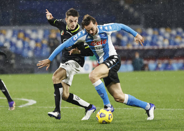 Fabian Ruiz dari Napoli beraksi dengan Riccardo Marchizza dari Spezia (REUTERS/Ciro De Luca) Fabian Ruiz dari Napoli beraksi dengan Riccardo Marchizza dari Spezia