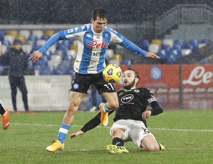 Pemain Napoli Hirving Lozano beraksi dengan Claudio Terzi dari Spezia (REUTERS/Ciro De Luca) Pemain Napoli Hirving Lozano beraksi dengan Claudio Terzi dari Spezia