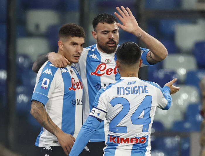 Andrea Petagna dari Napoli merayakan mencetak gol pertama mereka dengan rekan satu timnya (REUTERS/Ciro De Luca) Andrea Petagna dari Napoli merayakan mencetak gol pertama mereka dengan rekan satu timnya