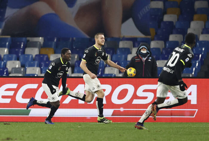 Tommaso Pobega dari Spezia merayakan mencetak gol kedua mereka dengan rekan satu tim (REUTERS/Ciro De Luca) Tommaso Pobega dari Spezia merayakan mencetak gol kedua mereka dengan rekan satu tim