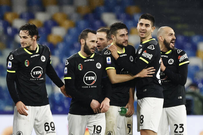 Pemain Spezia merayakannya setelah pertandingan (REUTERS/Ciro De Luca) Pemain Spezia merayakannya setelah pertandingan