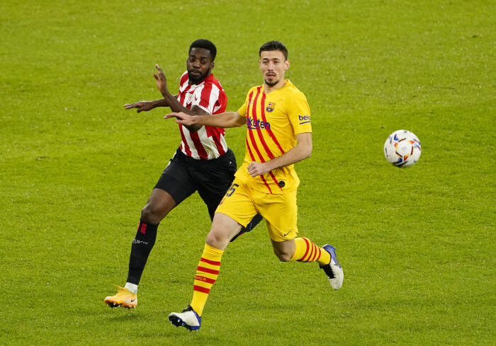 Clement Lenglet dari Barcelona beraksi dengan Inaki Williams dari Athletic Bilbao (REUTERS/Vincent West) Clement Lenglet dari Barcelona beraksi dengan Inaki Williams dari Athletic Bilbao