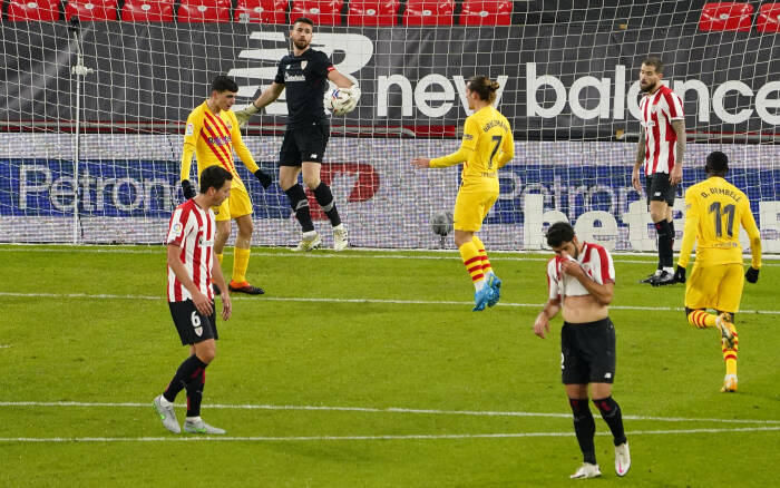 Pedri Barcelona merayakan mencetak gol pertama mereka dengan rekan satu timnya (REUTERS/Vincent West) Pedri Barcelona merayakan mencetak gol pertama mereka dengan rekan satu timnya