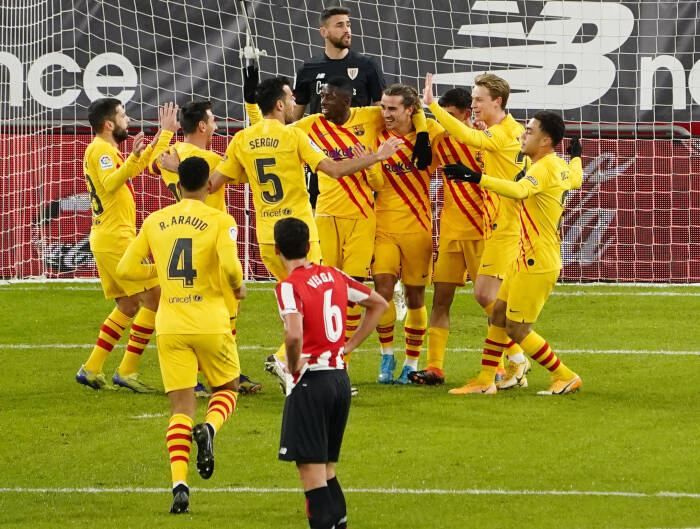 Pedri Barcelona merayakan mencetak gol pertama mereka dengan rekan satu timnya (REUTERS/Vincent West) Pedri Barcelona merayakan mencetak gol pertama mereka dengan rekan satu timnya (REUTERS/Vincent West)
