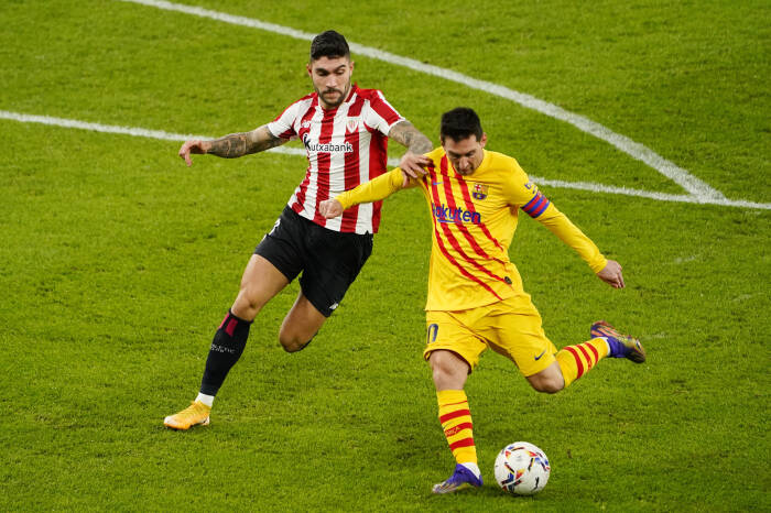 Lionel Messi dari Barcelona beraksi dengan Inigo Martinez dari Athletic Bilbao (REUTERS/Vincent West) Lionel Messi dari Barcelona beraksi dengan Inigo Martinez dari Athletic Bilbao