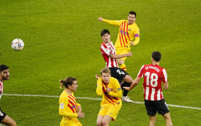 Pemain Barcelona Lionel Messi menembak ke gawang (REUTERS/Vincent West) Pemain Barcelona Lionel Messi menembak ke gawang
