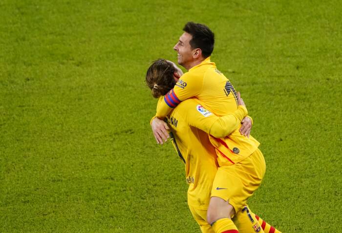 Pemain Barcelona Lionel Messi merayakan gol ketiga mereka dengan Antoine Griezmann (REUTERS/Vincent West) Pemain Barcelona Lionel Messi merayakan gol ketiga mereka dengan Antoine Griezmann