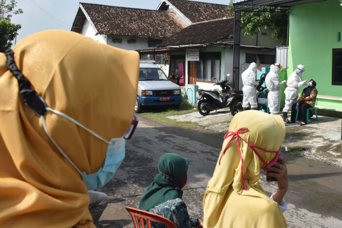 ANTARA FOTO/Siswowidodo Sejumlah Aparatur Sipil Negara (ASN) antre untuk menjalani tes usap