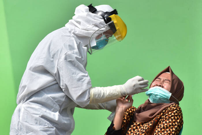 ANTARA FOTO/Siswowidodo Petugas kesehatan mengambil sampel lendir pada seorang Aparatur Sipil Negara